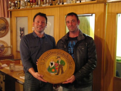 ...ROLAND KAIM. Reinhold Belli überreicht dem glücklichen Schützen die Frühlingsscheibe 2014 ...ROLAND KAIM. Reinhold Belli überreicht dem glücklichen Schützen die Frühlingsscheibe 2014