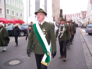 Nach dem Festgottesdienst geht es die Reichsstraße hinab ins Tanzhaus