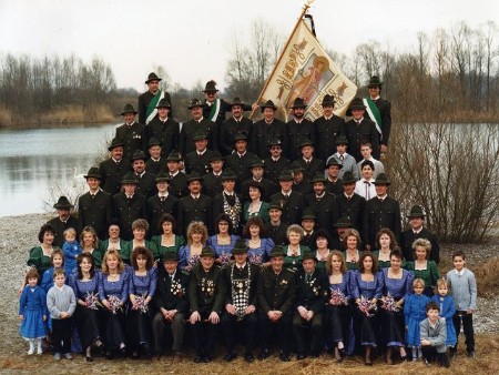 Das "offizielle" Foto zum 75.jährigen Gründungsjubiläum zeigt die Mitglieder in ihren neuen Trachten und Festkleidungen