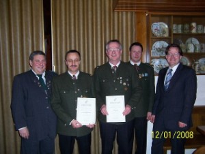 Nach 15 Jahren kandidierten sie nicht mehr: 2. von links Schriftführer Heinz Schmuttermayer, daneben Schützenmeister Georg Sporer (Mitte) Nach 15 Jahren kandidierten sie nicht mehr: 2. von links Schriftführer Heinz Schmuttermayer, daneben Schützenmeister Georg Sporer (Mitte)