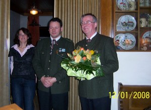 Der scheidende Schützenmeister Georg Sporer übergibt die Amtsgeschäfte an seinen Nachfolger, Reinhold Belli (Mitte)