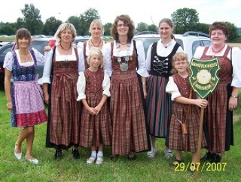 Unsere Pracht-Mädels in ihren neuen Dirndln Unsere Pracht-Mädels in ihren neuen Dirndln